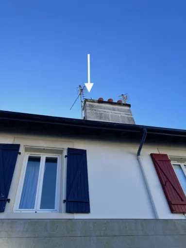 Chapeau terre cuite manquant.