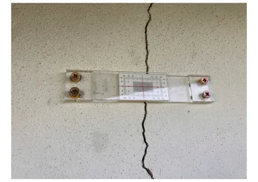 Pose d'une jauge pour évaluer le caractère évolutif des fissures, Pau, Pierre Brunet